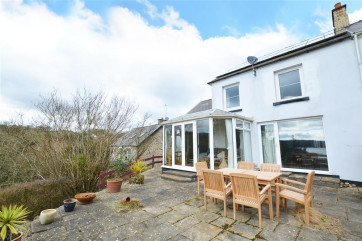 Sea View is a lovely 4 bedroom house in Wisemans Bridge, rear patio area to enjoy the sunshine!