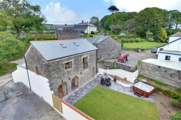 On a former working dairy farm in the heart of the Devon countryside, The Granary is a lovingly restored stone barn conversion 