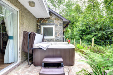 WAG560 - Hot Tub View 2