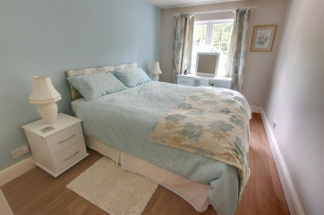 Such a pretty and restful room.