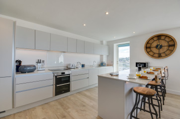 Kitchen / Breakfast Bar