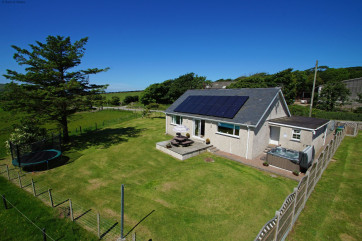 Detached, 5 star cottage - hot tub and walking distance to sandy beach