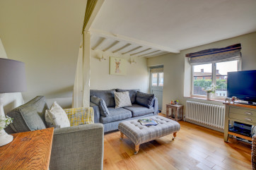 Light and airy sitting room with comfortable seating