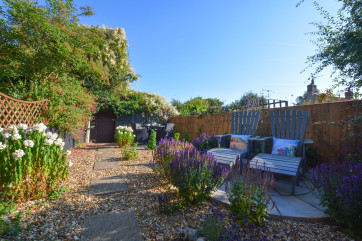 Gravelled garden with seating