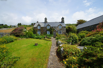 Beautiful, coastal cottage with a sea view near Barmouth, North Wales