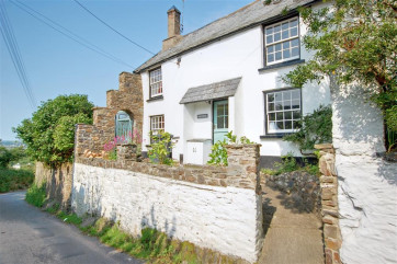 Inglenook is located in Instow village amidst other cottages and just by the village primary school, this delightful character cottage is a real treat