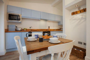 Hygge House, Shaldon - Kitchen area with dining table