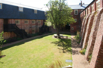 Super views out onto this courtyard from this top floor appartment. 