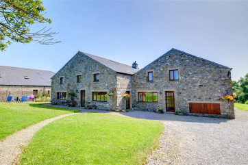 Left to right: Jenny Wren (DS098), Wagtail Cottage (DS099) and Swallows (DS102).