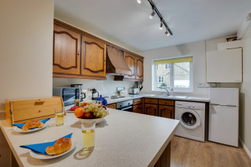 Kitchen with breakfast bar