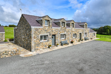 Llys Bach - stunning semi-detached cottage