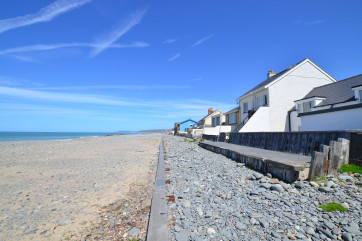 WAN374 - The Coup - right of photo - Borth beach