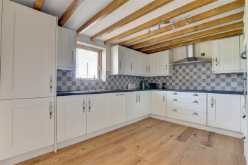 Modern spacious fitted Kitchen.