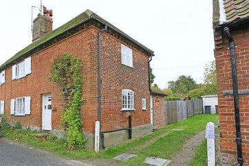 South West Cottage is located in the lovely town of Westleton, where good food at The Westleton Crown and walks around the village are a must on your holiday list.