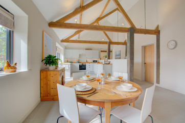 Kitchen with vaulted ceiling, dining table & chairs