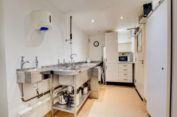 Fully fitted kitchen  - Galley style