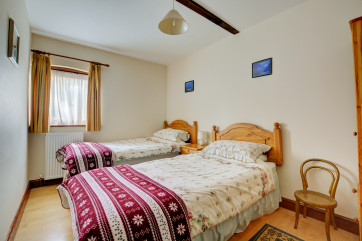 Lovely double room with twin beds, furnished in a cottage style