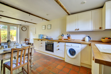 Fitted and equipped kitchen with table and chairs