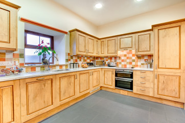 Aberystwyth self catering - fully equipped country style oak kitchen