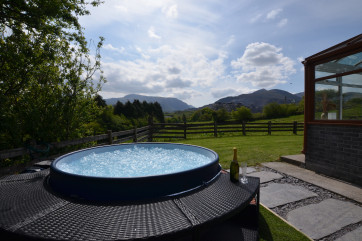Hot tub with views of Snowdonia