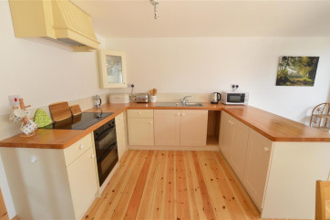 Well equipped kitchen with electric oven and hob