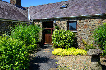 Lavender Cottage is the corner cottage in the group of six, converted stone outbuildings
