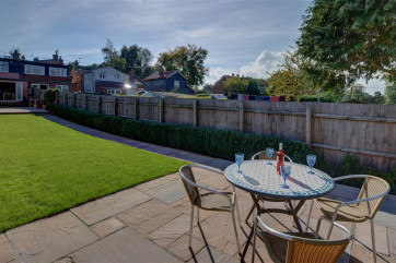 Gather at the end of the garden on the round table and enjoy a few drinks.