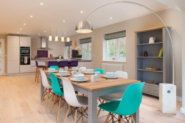 Very spacious kitchen & dining area, perfect for families to get together & entertain
