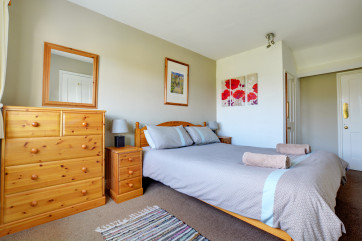 Double room, nicely furnished with storage and the convenience of an en suite shower room
