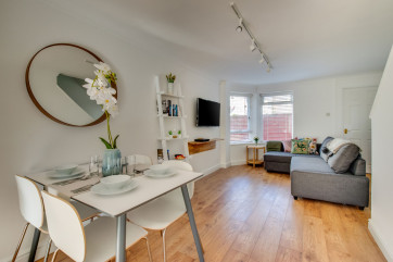 Pontcanna Mews Cardiff Apartment - dining table