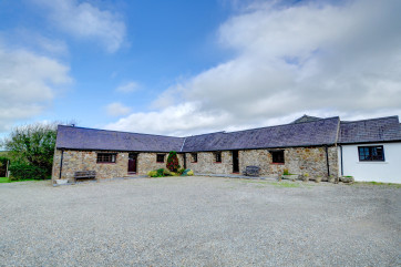 The spacious courtyard with Vine to the right