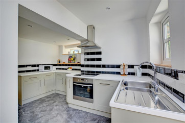 Kitchen with electric oven and hob
