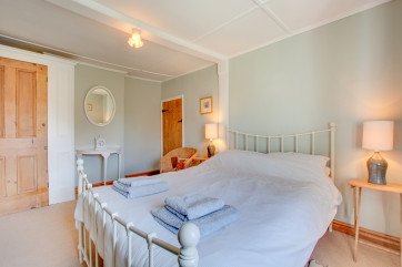 Pretty double bedroom with a double bed