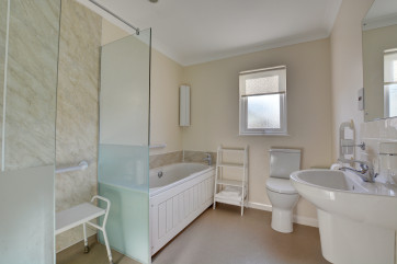 White bath in bathroom/wetroom.