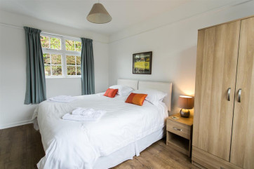 Bedroom (with beds together)