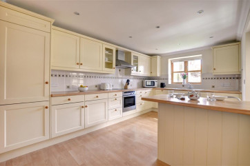 Spacious kitchen with electric cooker