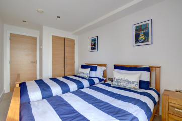 Cheerful Twin bedroom