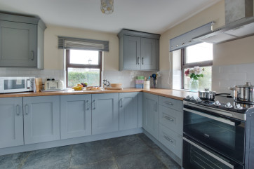 A light and airy kitchen which has been well stocked up. Perfect for making some home culinary delights.