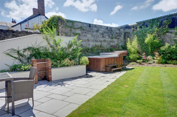 Beautifully kept fully enclosed garden with the added bonus of the hot tub