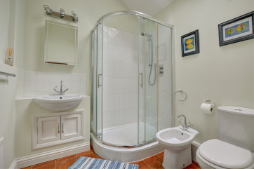 Shower room with shower, washbasin and wc