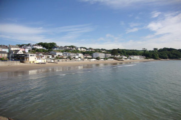 3 miles away is Saundersfoot with shops, restaurants, sandy beaches & harbour