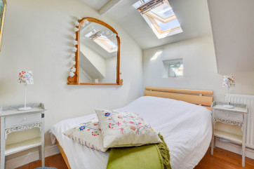 Bedroom 2 (with access from one side of the bed only)