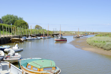 Blakeney Quay is only 2 and a half miles away or a 5 minute drive