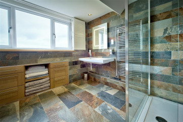 YGARNX - Bathroom View 1