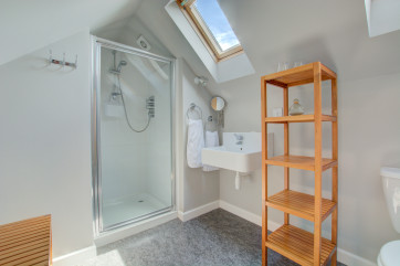 En-suite with shower cubicle, washbasin & wc