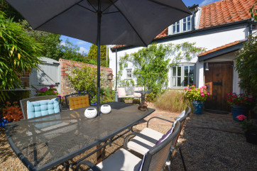Outside dining table and  chairs - perfect for dining alfresco!