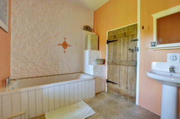 Bathroom with bath, washbasin and w.c 