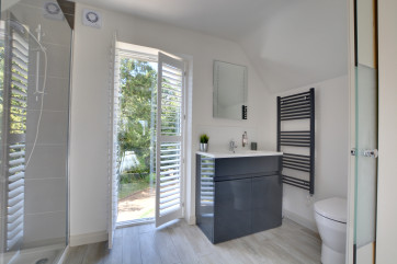 CB652 - Shower Room - View 2