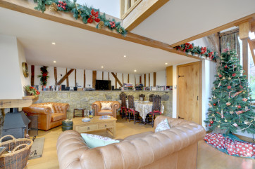 CB594 - Christmas at Hartley Dyke Barn