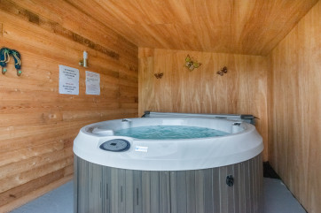 Relax in the wonderful hot tub